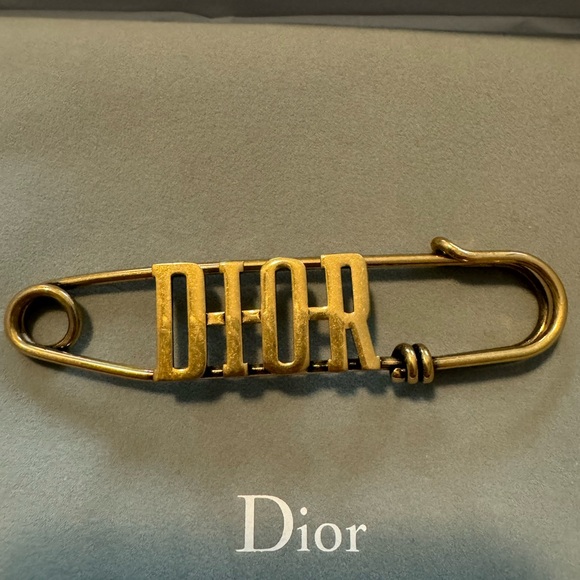 100% Authentic✨Christian Dior Gold Brooch - Picture 2 of 7